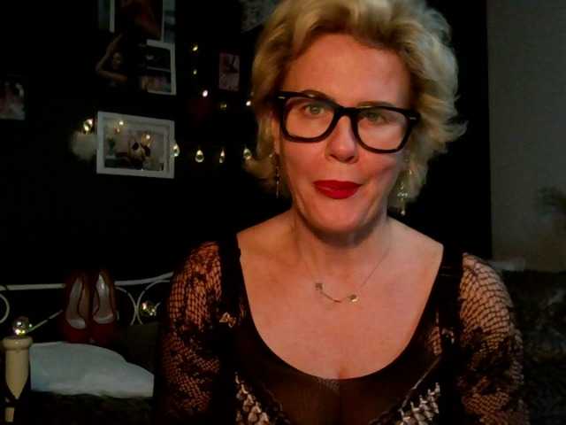 Kuvat AdeleMILF69 top off 200 tkns,PVT's on,lovense on, squrting show , striptease and more