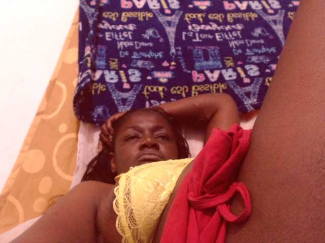 Lähettää kuvakaappauksia BigBustyBlack