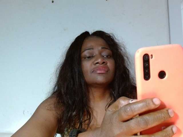 Lähettää kuvakaappauksia BigBustyBlack