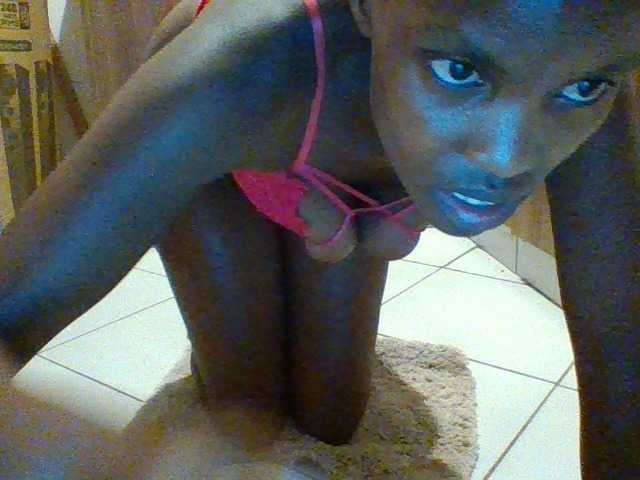 Kuvat EbonyEssy1 come make me horny, come fuck my black asss @total 500 @sofar 22 @remain 478