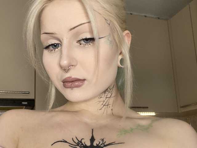 Kuva profiilista goth-bimbo