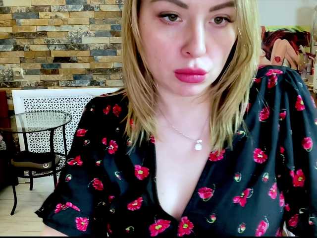 Lähettää kuvakaappauksia HollyDoll