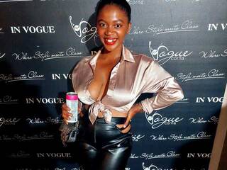 Eroottinen videokeskustelu LootLove696