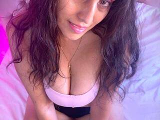 Eroottinen videokeskustelu MaeMoore