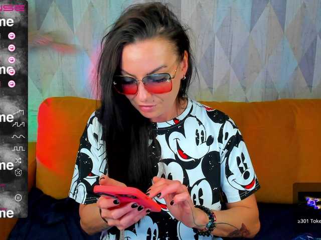 Lähettää kuvakaappauksia MonicaGucci