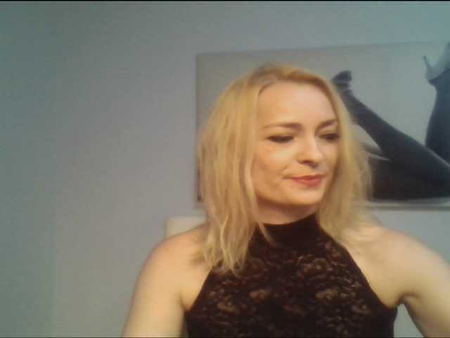 Lähettää kuvakaappauksia QueenofBerlin