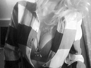 Eroottinen videokeskustelu Rishana