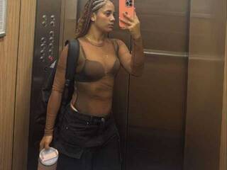 Eroottinen videokeskustelu SeleneRouge