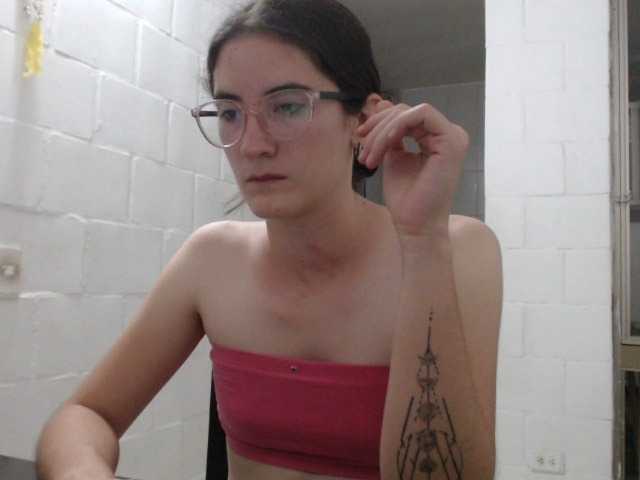 Kuvat SophiaHydes play and spit tits, naked all my little body for 10min #pettite #hot #18 #cumforme