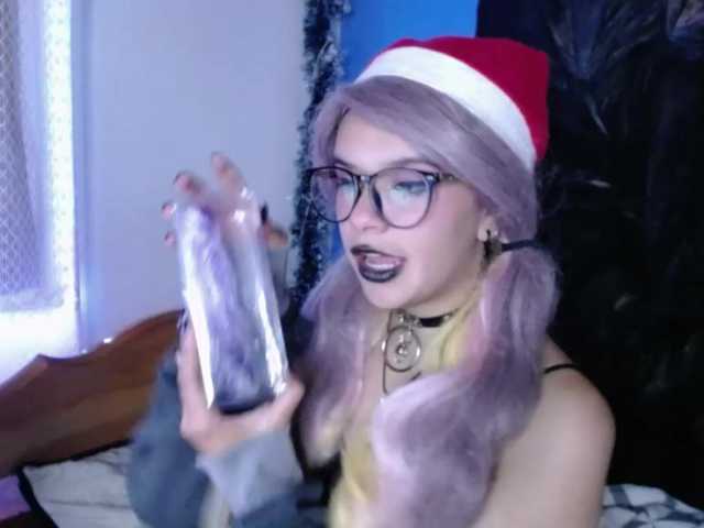 Kuvat VenusPurple Looking for Daddy demon King to vibrate this innocent girl pussy and bring her to Cum-hell