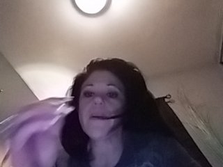 Kuvat xoHarleyxo Been traveling all day to get to family's house that smells funny and is dead quiet. My pussy is wet and I'm super horny.....